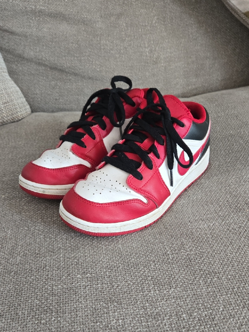 Jordan Kids Low-Top Sneakers in Red, White & Black